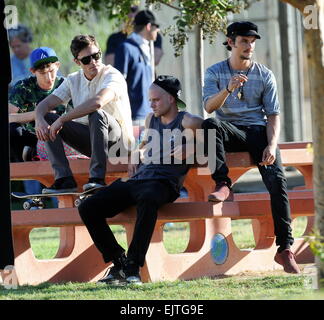 Attore Zac Efron le riprese di una scena per il suo nuovo film "Ci sono i tuoi amici". In scena lo si vede il fumo di marijuana fake giunto e che agisce su un farmaco trattare in un parco in Encino. Dotato di : Zac Efron,Shiloh Fernandez,Jonny Weston,Alex Shaffer dove: Encino, Foto Stock