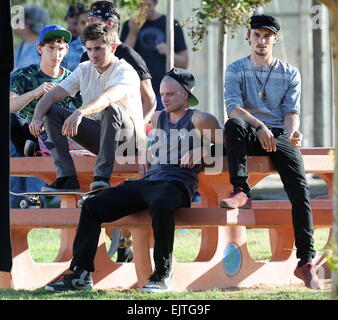 Attore Zac Efron le riprese di una scena per il suo nuovo film "Ci sono i tuoi amici". In scena lo si vede il fumo di marijuana fake giunto e che agisce su un farmaco trattare in un parco in Encino. Dotato di : Zac Efron,Shiloh Fernandez,Jonny Weston,Alex Shaffer dove: Encino, Foto Stock