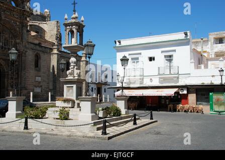 Pavement Cafe nella Plaza de Espana con il sindaco Priory chiesa al lato sinistro, El Puerto de Santa Maria, Spagna. Foto Stock