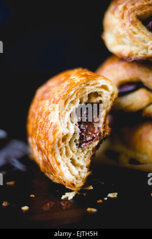 Croissant al cioccolato pain au chocolate pasticceria Foto Stock