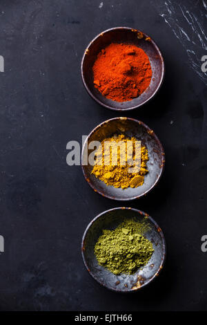 Spezie Curry, paprika, Matcha tè scuro su sfondo marmo Foto Stock