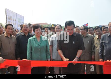 Stung Treng, Cambogia. 1 apr, 2015. Primo ministro cambogiano Hun Sen (anteriore) taglia il nastro per inaugurare un ponte e una strada in Stung Treng provincia, Cambogia, Aprile 1, 2015. La Cambogia ha inaugurato un 1.73km del fiume Mekong, a ponte lungo con un 143km strada, qui il mercoledì in un tentativo di promuovere lo sviluppo economico e ridurre la povertà in questa lontana regione nordorientale. Credito: Li Hong/Xinhua/Alamy Live News Foto Stock