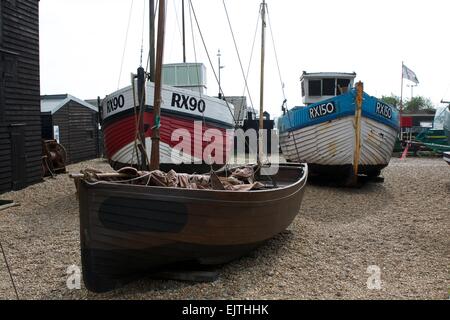 Vecchie barche da pesca elaborata sulla spiaggia di ciottoli a Hastings old town in East Sussex, Inghilterra Foto Stock
