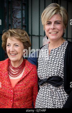 Bruxelles, Belgio, 31 Mar, 2015. La principessa Margriet (L) e la principessa Laurentien dei Paesi Bassi partecipa alla cerimonia di premiazione del 'ECF Princess Margriet Award per la cultura", Premio della Fondazione Culturale Europea (FCE), 31 marzo 2015, a Bruxelles. Credito: dpa picture alliance/Alamy Live News Foto Stock