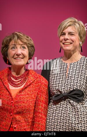 Bruxelles, Belgio, 31 Mar, 2015. La principessa Margriet (L) e la principessa Laurentien dei Paesi Bassi partecipa alla cerimonia di premiazione del 'ECF Princess Margriet Award per la cultura", Premio della Fondazione Culturale Europea (FCE), 31 marzo 2015, a Bruxelles. Credito: dpa picture alliance/Alamy Live News Foto Stock