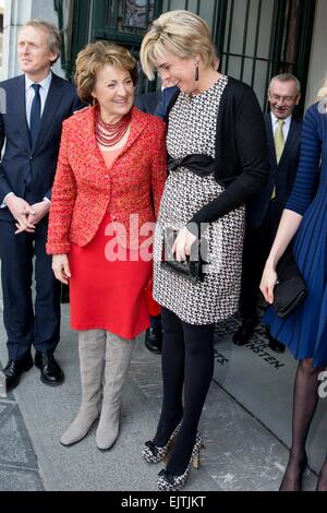 Bruxelles, Belgio, 31 Mar, 2015. La principessa Margriet (L) e la principessa Laurentien dei Paesi Bassi partecipa alla cerimonia di premiazione del 'ECF Princess Margriet Award per la cultura", Premio della Fondazione Culturale Europea (FCE), 31 marzo 2015, a Bruxelles. Credito: dpa picture alliance/Alamy Live News Foto Stock