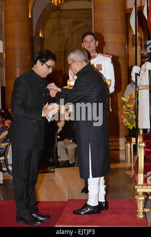 Kolkata, India. 30 Mar, 2015. Il presidente dell India, Shri Pranab Mukherjee, presentando la Bharat al Ratna sui ritardi di Pandit Madan Mohan Malaviya (postumo) & presentando inoltre il Padma premi a Rashtrapati Bhavan. © Bhaskar Mallick/Pacific Press/Alamy Live News Foto Stock