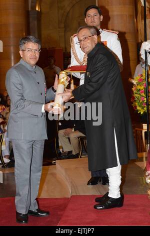 Kolkata, India. 30 Mar, 2015. Il presidente dell India, Shri Pranab Mukherjee, presentando la Bharat al Ratna sui ritardi di Pandit Madan Mohan Malaviya (postumo) & presentando inoltre il Padma premi a Rashtrapati Bhavan. © Bhaskar Mallick/Pacific Press/Alamy Live News Foto Stock