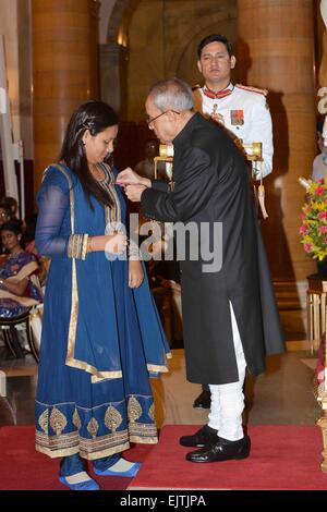 Kolkata, India. 30 Mar, 2015. Il presidente dell India, Shri Pranab Mukherjee, presentando la Bharat al Ratna sui ritardi di Pandit Madan Mohan Malaviya (postumo) & presentando inoltre il Padma premi a Rashtrapati Bhavan. © Bhaskar Mallick/Pacific Press/Alamy Live News Foto Stock