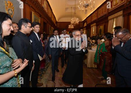 Kolkata, India. 30 Mar, 2015. Il presidente dell India, Shri Pranab Mukherjee, presentando la Bharat al Ratna sui ritardi di Pandit Madan Mohan Malaviya (postumo) & presentando inoltre il Padma premi a Rashtrapati Bhavan. © Bhaskar Mallick/Pacific Press/Alamy Live News Foto Stock