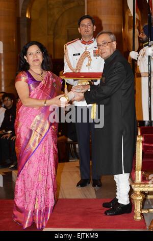 Kolkata, India. 30 Mar, 2015. Il presidente dell India, Shri Pranab Mukherjee, presentando la Bharat al Ratna sui ritardi di Pandit Madan Mohan Malaviya (postumo) & presentando inoltre il Padma premi a Rashtrapati Bhavan. © Bhaskar Mallick/Pacific Press/Alamy Live News Foto Stock