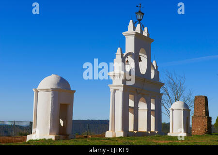 A Alajar, campanile al Arias Montano rock, della Sierra de Aracena e Picos de Aroche parco naturale, Huelva, Andalusia. Foto Stock