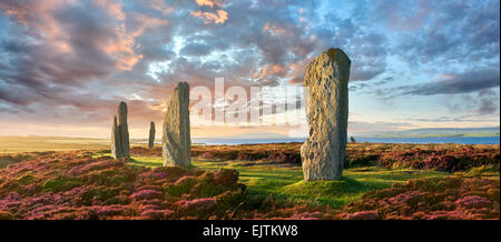 L'anello di brodgar, circa 2.500 bc, henge neolitica e il cerchio di pietra, sito patrimonio mondiale dell'unesco, isole Orcadi, SCOZIA Foto Stock