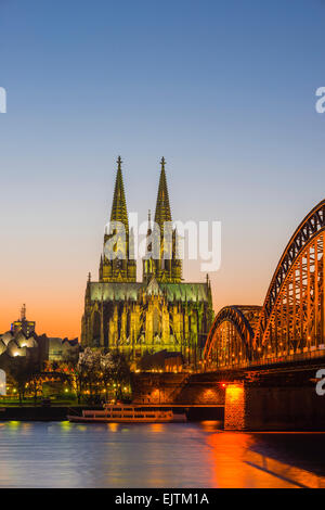 Reno, la cattedrale di Colonia, ponte di Hohenzollern, Colonia, nella Renania settentrionale-Vestfalia, Germania Foto Stock