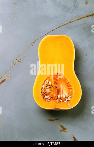 Tagliare la zucca blu su sfondo di metallo. Vista dall'alto. Foto Stock