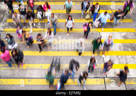 Hong Kong, Hong Kong - 13 Novembre 2014: affollato attraversamento pedonale durante le ore di punta in Hong Kong. Foto Stock