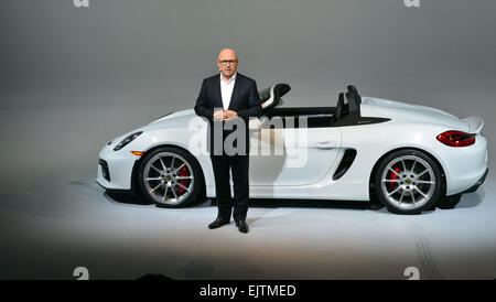 New York, Stati Uniti d'America. 31 Mar, 2015. Porsche CEO Matthias Mueller sorge nella parte anteriore di un modello di Porsche Boxster Spyder in anteprima mondiale della nuova vettura in New York, Stati Uniti d'America, 31 marzo 2015. La Spyder è una versione leggera della Porsche Boxster versione presentata nel 1996 e pesa 1,315Kg, che le consente di accelerare da 0 a 100 km/ora in poco più di quattro secondi. Foto: CHRIS MELZER/dpa - nessun filo SERVICE -/dpa/Alamy Live News Foto Stock