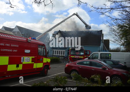 Il Villaggio di Bicester, Oxfordshire, Regno Unito. 1 Aprile, 2015. Sette motori Fire furono chiamati a combattere un incendio scoppiato mercoledì mattina nel ristorante Carluccio's a Bicester Village. Credito: Caterina marrone/Alamy Live News Foto Stock