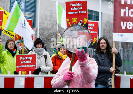 Berlino, Germania. 1 aprile, 2015. Diverse organizzazioni dimostrare di fronte alla cancelleria tedesca contro fracking a Berlino, in Germania il 01 aprile 2015. Credito: reynaldo chaib paganelli/alamy live news Foto Stock