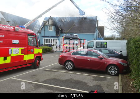 Il Villaggio di Bicester, Oxfordshire, Regno Unito. 1 Aprile, 2015. Sette motori Fire furono chiamati a combattere un incendio scoppiato mercoledì mattina nel ristorante Carluccio's a Bicester Village. Credito: Caterina marrone/Alamy Live News Foto Stock