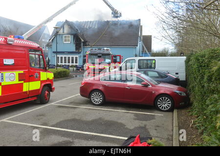 Il Villaggio di Bicester, Oxfordshire, Regno Unito. 1 Aprile, 2015. Sette motori Fire furono chiamati a combattere un incendio scoppiato mercoledì mattina nel ristorante Carluccio's a Bicester Village. Credito: Caterina marrone/Alamy Live News Foto Stock