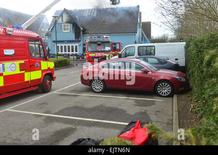 Il Villaggio di Bicester, Oxfordshire, Regno Unito. 1 Aprile, 2015. Sette motori Fire furono chiamati a combattere un incendio scoppiato mercoledì mattina nel ristorante Carluccio's a Bicester Village. Credito: Caterina marrone/Alamy Live News Foto Stock