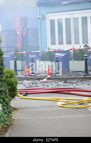 Il Villaggio di Bicester, Oxfordshire, Regno Unito. 1 Aprile, 2015. Sette motori Fire furono chiamati a combattere un incendio scoppiato mercoledì mattina nel ristorante Carluccio's a Bicester Village. Credito: Caterina marrone/Alamy Live News Foto Stock