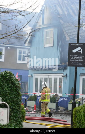 Il Villaggio di Bicester, Oxfordshire, Regno Unito. 1 Aprile, 2015. Sette motori Fire furono chiamati a combattere un incendio scoppiato mercoledì mattina nel ristorante Carluccio's a Bicester Village. Credito: Caterina marrone/Alamy Live News Foto Stock