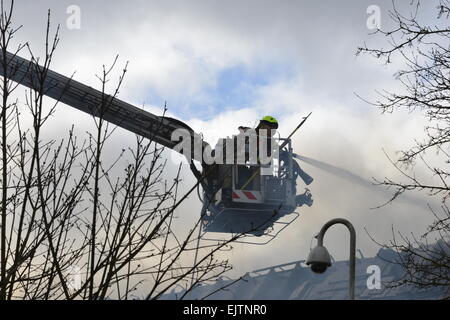 Il Villaggio di Bicester, Oxfordshire, Regno Unito. 1 Aprile, 2015. Sette motori Fire furono chiamati a combattere un incendio scoppiato mercoledì mattina nel ristorante Carluccio's a Bicester Village. Credito: Caterina marrone/Alamy Live News Foto Stock