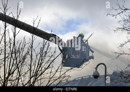 Il Villaggio di Bicester, Oxfordshire, Regno Unito. 1 Aprile, 2015. Sette motori Fire furono chiamati a combattere un incendio scoppiato mercoledì mattina nel ristorante Carluccio's a Bicester Village. Credito: Caterina marrone/Alamy Live News Foto Stock