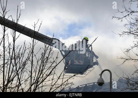 Il Villaggio di Bicester, Oxfordshire, Regno Unito. 1 Aprile, 2015. Sette motori Fire furono chiamati a combattere un incendio scoppiato mercoledì mattina nel ristorante Carluccio's a Bicester Village. Credito: Caterina marrone/Alamy Live News Foto Stock