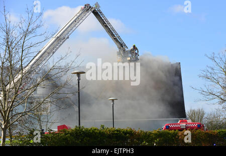 Il Villaggio di Bicester, Oxfordshire, Regno Unito. 1 Aprile, 2015. Sette motori Fire furono chiamati a combattere un incendio scoppiato mercoledì mattina nel ristorante Carluccio's a Bicester Village. Credito: Caterina marrone/Alamy Live News Foto Stock