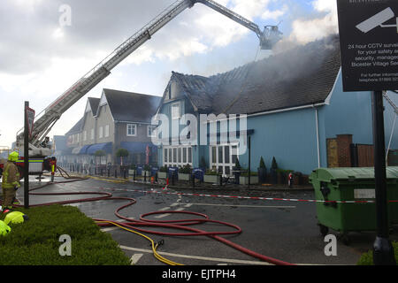 Il Villaggio di Bicester, Oxfordshire, Regno Unito. 1 Aprile, 2015. Sette motori Fire furono chiamati a combattere un incendio scoppiato mercoledì mattina nel ristorante Carluccio's a Bicester Village. Credito: Caterina marrone/Alamy Live News Foto Stock