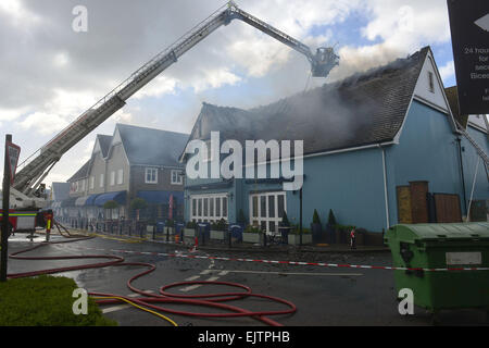 Il Villaggio di Bicester, Oxfordshire, Regno Unito. 1 Aprile, 2015. Sette motori Fire furono chiamati a combattere un incendio scoppiato mercoledì mattina nel ristorante Carluccio's a Bicester Village. Credito: Caterina marrone/Alamy Live News Foto Stock