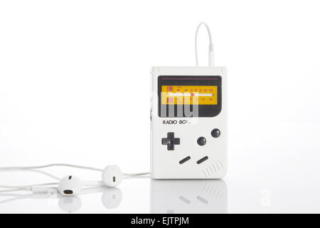 White Vintage radio Gameboy shot su uno sfondo bianco. Foto Stock