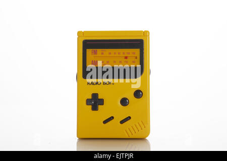 Vintage giallo Gameboy autoradio shot su uno sfondo bianco. Foto Stock