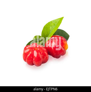 Frutta tropicali anche chiamato Suriname ciliegia, Cayenne ciliegia, Pitanga o ciliegio brasiliano isolato su bianco Foto Stock