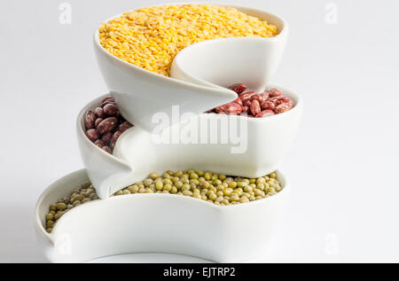 Diversi tipi di fagioli multicolore in bianco vaso in ceramica Foto Stock
