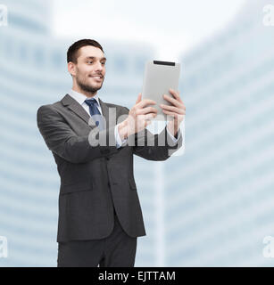 Buisnessman sorridente con tablet pc computer Foto Stock