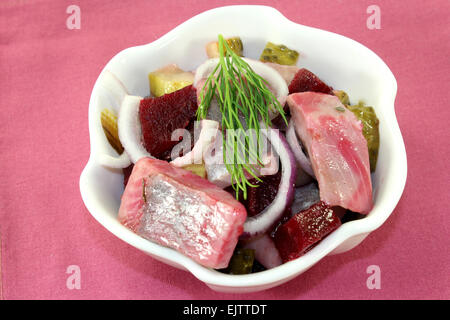 Matie insalata con barbabietola, cipolle e sottaceti Foto Stock