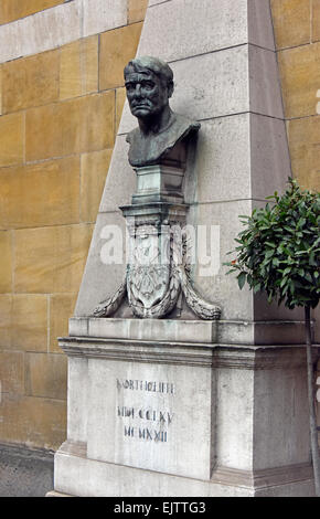 Busto di Lord Northcliffe. Chiesa di Saint Dunstan-in-the-West, Fleet Street, City of London, England, Regno Unito, Europa. Foto Stock