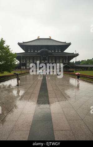 Il Daibutsuden o Grande Buddha Hall presso il Tempio Todaiji, Nara, in una piovosa giornata d'estate. Foto Stock