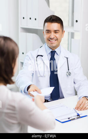 Medico sorridente e giovane donna incontro all'ospedale Foto Stock