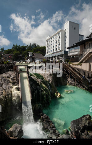 Hot Springs (onsen) acqua che fluisce dalla centrale di Yubatake plaza a Kusatsu Onsen, nella prefettura di Gunma, Giappone. Foto Stock