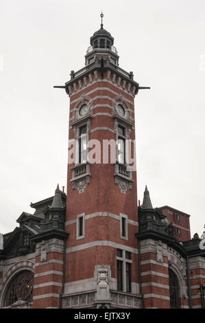 Il suo inconfondibile colore rosso mattone torre del Porto di Yokohama apertura Memorial Hall (conosciuta come la Torre di Jack o Jack's Tower), Giappone. Foto Stock