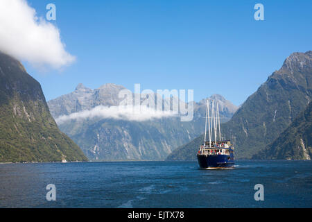 La crociera intorno a Milford Sound in Milford Mariner, South Island, in Nuova Zelanda nel mese di gennaio Foto Stock