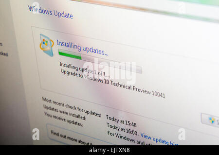 Installazione di Windows 10 Technical Preview build 10041, una versione beta pubblica. Foto Stock