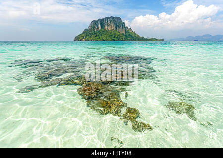 Isola tropicale situato nella provincia di Krabi, Thailandia. Foto Stock