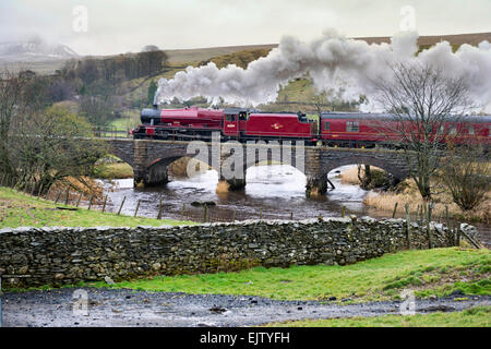 Ponte Helwith, North Yorkshire, Regno Unito. Il 1 aprile, 2015. Il Pendle Dalesman treno a vapore sul Settle-Carlisle linea ferroviaria ponte Helwith, North Yorkshire. Un umido e torbido giorno. Il treno è trainato da "Galatea' un Giubileo locomotiva classe dell'ex LMS azienda ferroviaria costruita nel 1936. Foto Stock