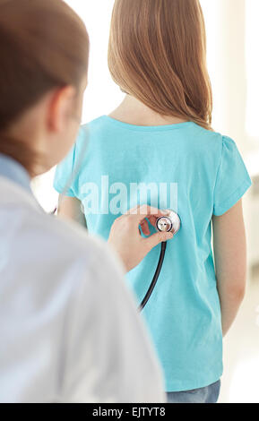 Close up della ragazza e dottore su medical exam Foto Stock